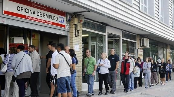 Colas en una oficina de empleo. 