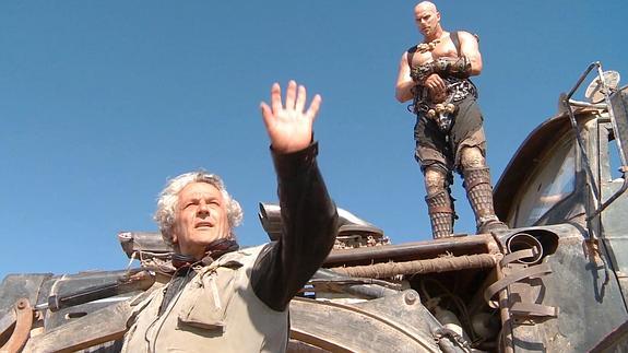 George Miller da instrucciones durante el rodaje de 'Mad Max: Furia en la  carretera'.