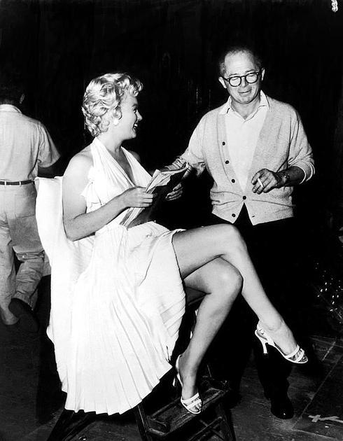 Billy Wilder y Marilyn Monroe charlan en el set de 'La tentación vive arriba'.