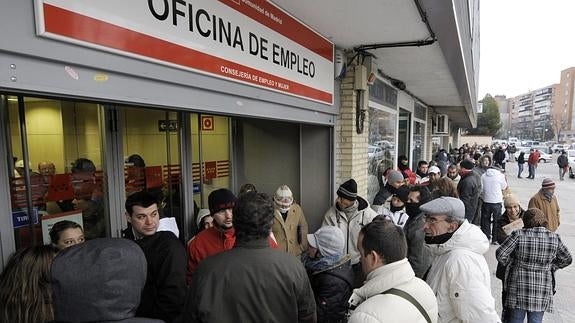 Desempleados hacen cola en una oficina del INEM de Madrid.