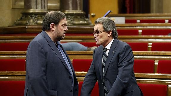 Oriol Junqueras y Artur Mas dialogan en el Parlament.