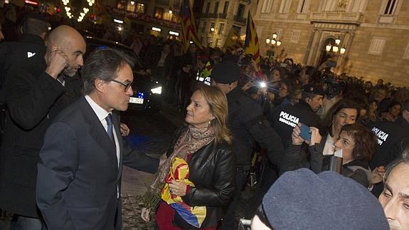 Artur Mas, junto a su esposa, recibe el apoyo de los simpatizantes concentrados en la plaza Sant Jaume.