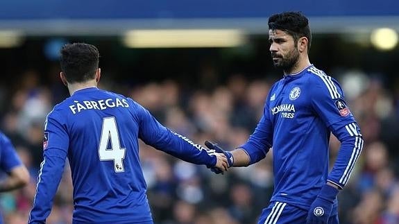 Cesc, de espaldas, felicita a Diego Costa tras su gol. 