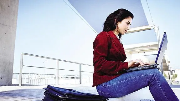 Una joven trabaja con su ordenador. 