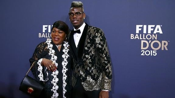 Pogba posa con su madre. 