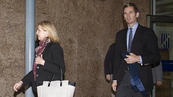 La infanta Cristina e Iñaki Urdangarín (d), a su salida de la sala del juicio.