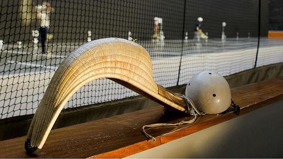 Cesta y casco en el interior de un frontón