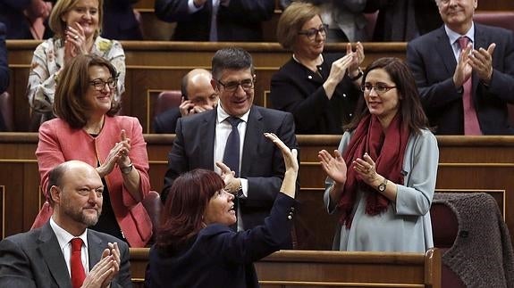 La diputada socialista Micaela Navarro (drcha, primer término), es aplaudida en el Congreso.