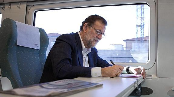 Mariano Rajoy tomando notas en el tren en el que ha viajado a Zamora. 