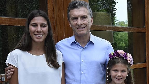 Macri posa con las hijas del fiscal Alberto Nisman, Iara (i) y Kala. 