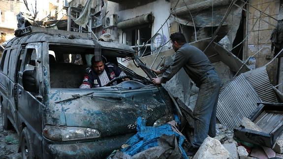 Estado en ell que quedó la ciudad de Deir Ezzor tras el bombardeo del viernes. 