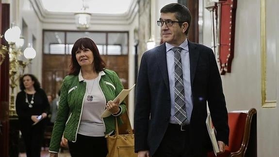 El presidente del Congreso, Patxi López, y la vicepresidenta segunda, Micaela Navarro (i), a su llegada a la reunión.