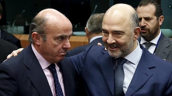 Pierre Moscovici saludando a Luis de Guindos.