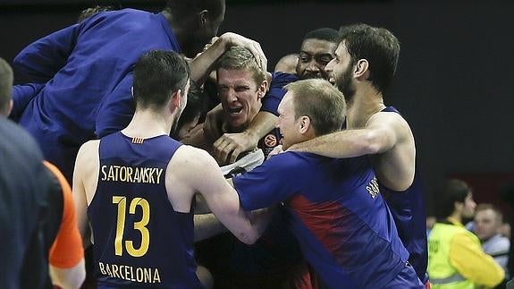 Los jugadores del Barça felicitan a Doellman. 