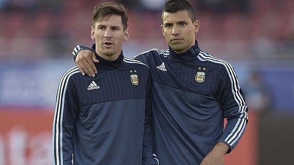 Messi (i) y Agüero, antes de un partido con Argentina. 