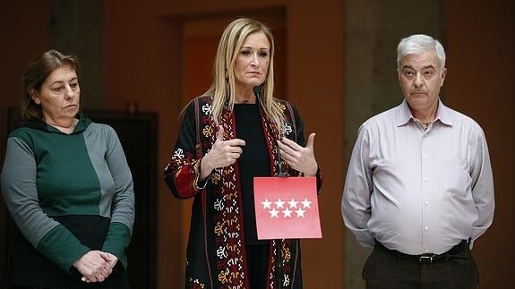 Cristina Cifuentes, junto a los padres del joven que se suicidó.