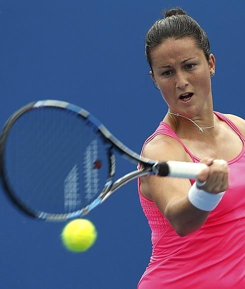 Arruabarrena golpea la pelota durante un partido en Australia. 