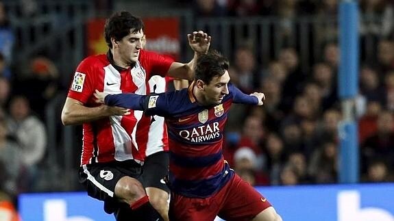 Leo Messi, con Mikel San José, el miércoles. 