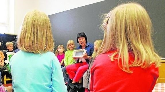 Un grupo de alumnos de primaria en su segundo día de clase en Vaasa (Finlandia).