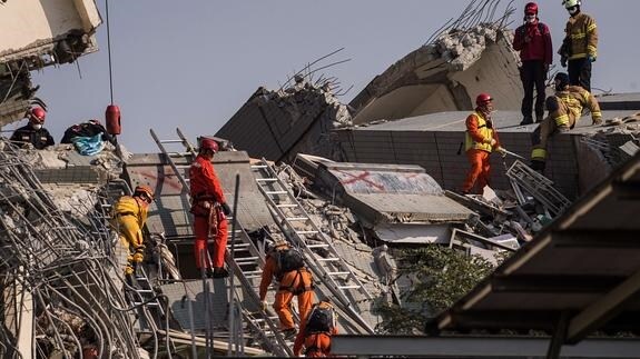 Efectivos de rescate trabajan tras el derrumbe de un edifició en Taiwán.