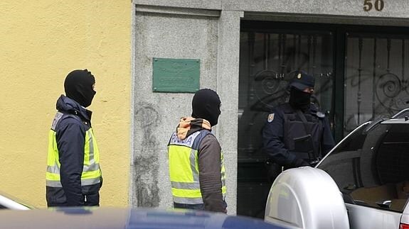 Agentes de la Policía Nacional, en un registro. 