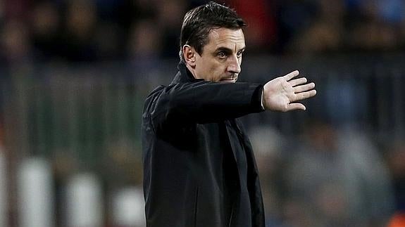 Gary Neville ordena durante un partido. 