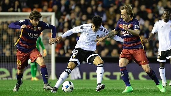 Sergi Roberto (i) y Rakitic (d) durante el partido. 