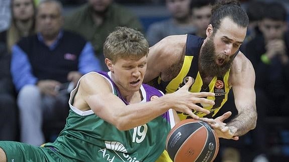 Kuzminskas (i) disputa el balón con Luigi Datome (d).