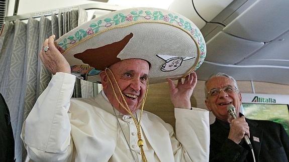 El Papa, en el avión que le lleva a México.