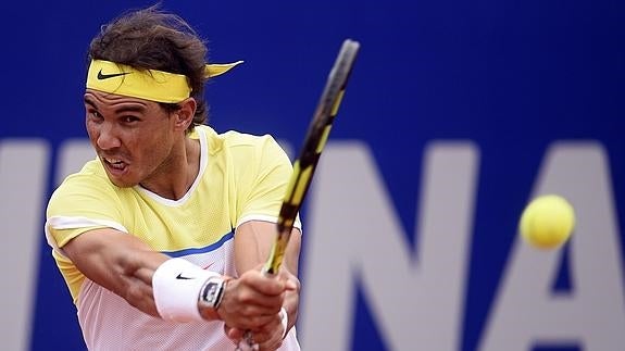 Nadal golpea de revés. 