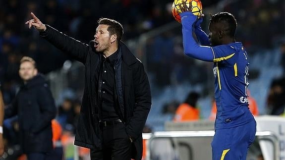 Simeone (i) da instrucciones durante el partido ante el Getafe. 