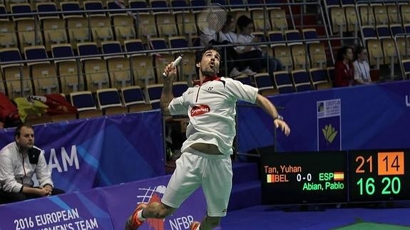 Abián se dispone a golpear la pelota. 