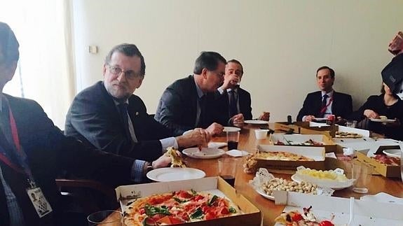 Pizza y patatas fritas para Rajoy durante las negociaciones de la cumbre europea