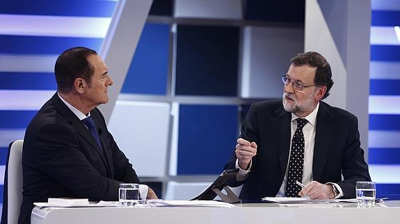 Mariano Rajoy durante la entrevista en el canal de televisión 13TV.