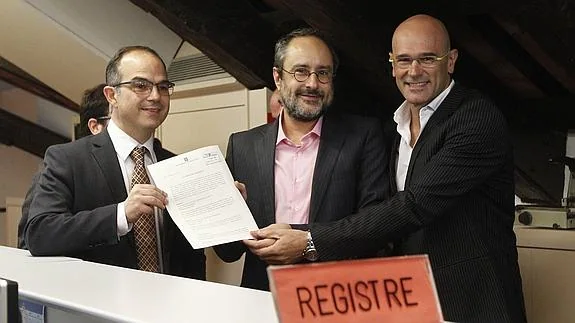 Raül Romeva (d) y Jordi Turull (i) de Junts pel Sí (JxSí) y Antonio Baños de la CUP, en una imagen de archivo.