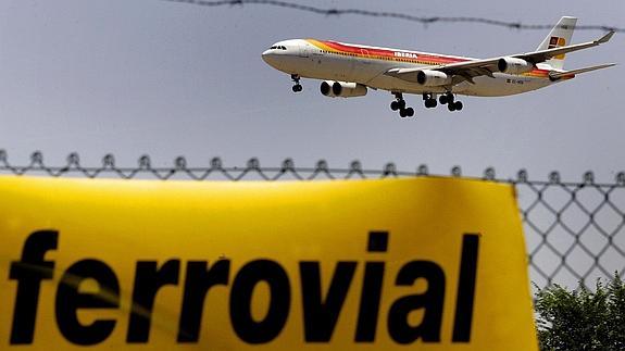 Cartel de Ferrovial en el Aeropuerto de Madrid-Barajas Adolfo Suárez.