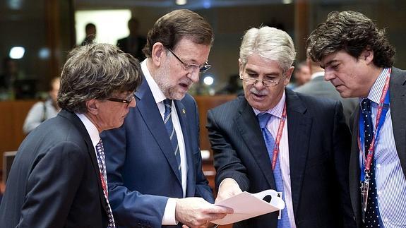 Mariano Rajoy con parte de su equipo en Bruselas. 