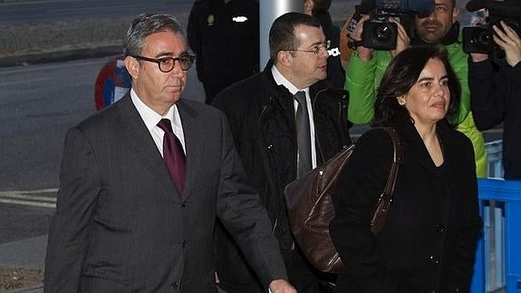 Diego Torres llegando al juzgado con su esposa. 