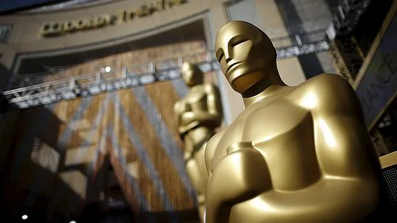 Estatuas de los Oscar en la entrada del Dolby Theatre de Los Ángeles.
