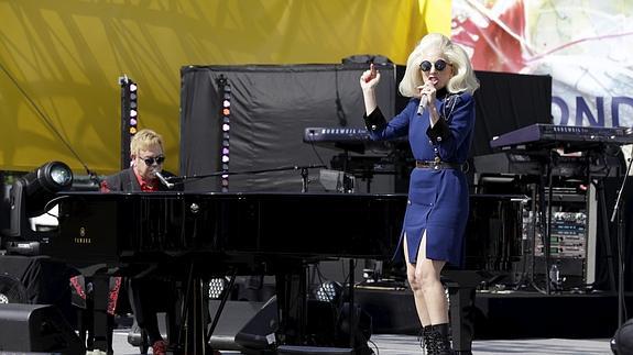 Elton John y Lady Gaga, durante el concierto. 