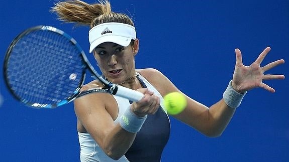 Muguruza golpea la pelota. 