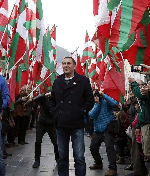 Otegi, durante la fiesta de bienvenida en la localidad de Elgoibar.