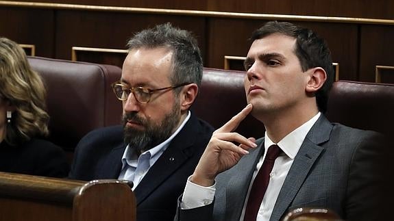 Juan Carlos Girauta y Albert Rivera, durante la sesión de investidura. 