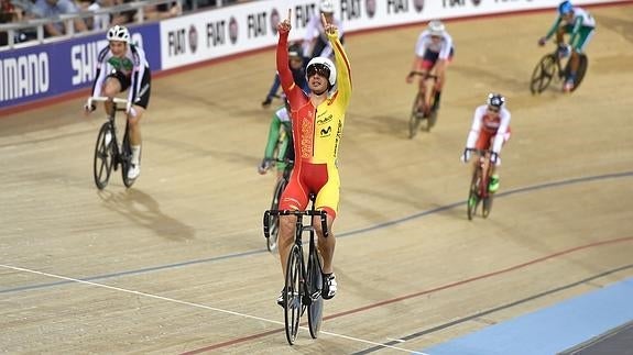 Sebastián Mora celebra su victoria. 