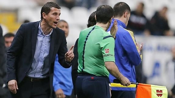 Javi Gracia habla con el árbitro. 