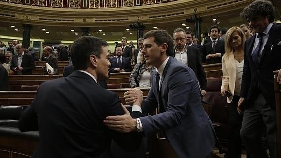 Sánchez y Rivera se saludan tras la investidura. 