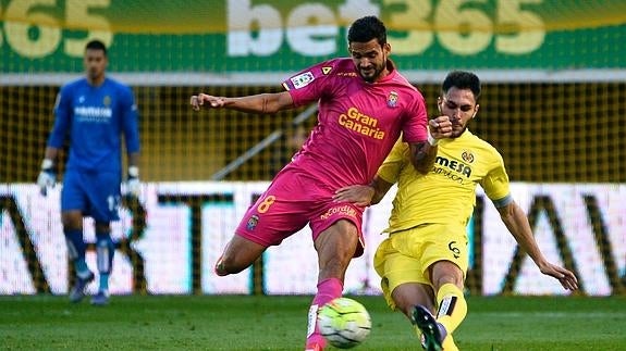 Victor Ruiz, despeja el balón. 