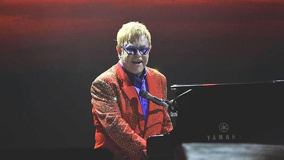 Elton John durante una actuación.