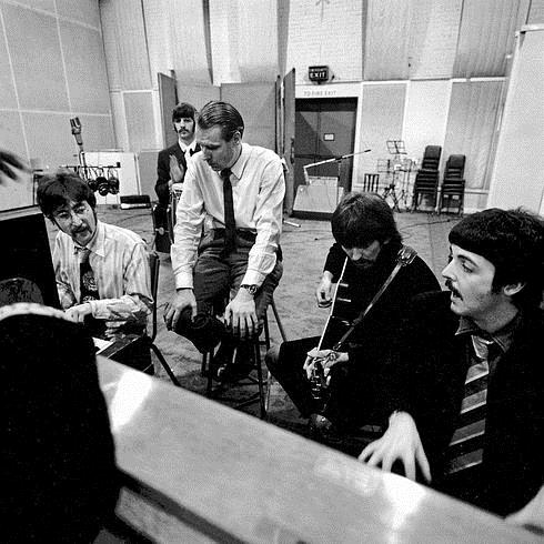 George Martin, un día de grabación junta los Beatles.