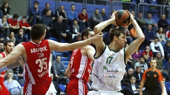 Fran Vázquez lucha por el balón. 